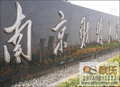 南京財經大學乒乓球館地膠鋪設完成